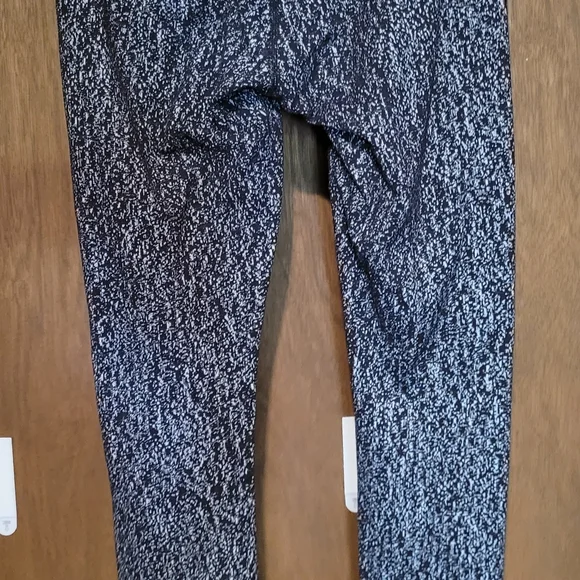 Lululemon Athletica Black and Gray Patterned Leggings - Picture 3 of 4